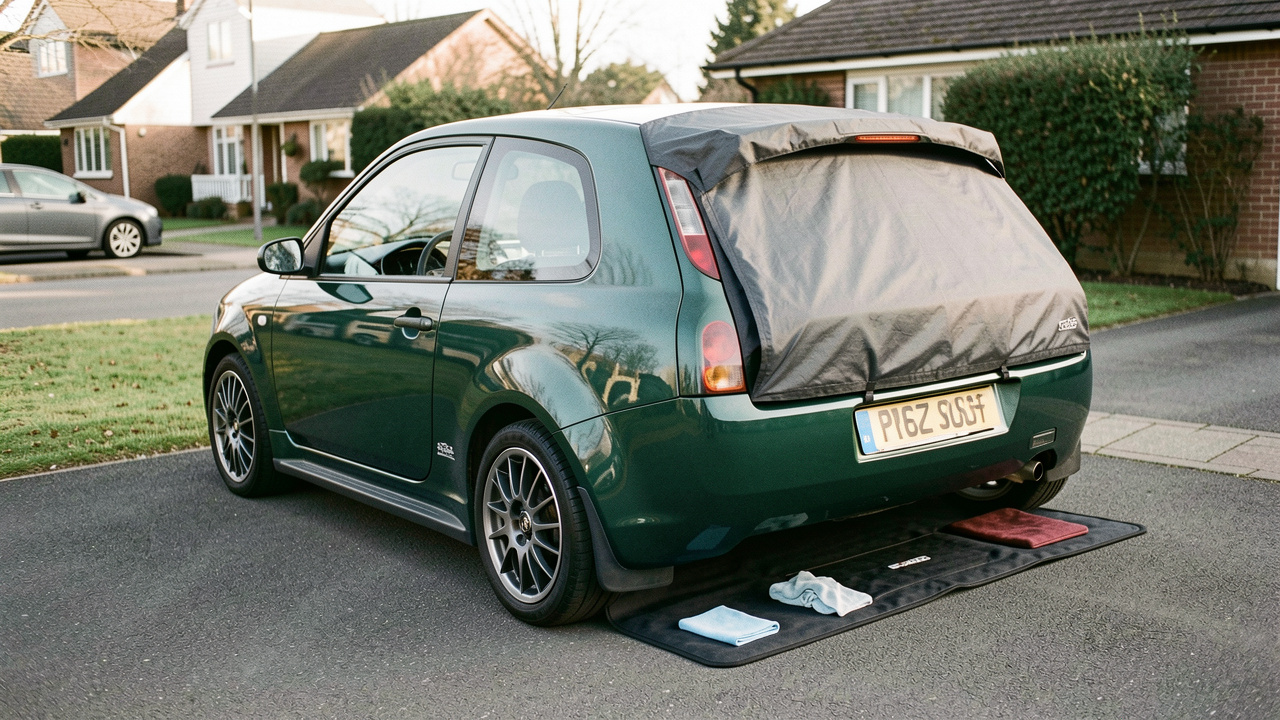 Voiture compacte au style rétro entourée d’accessoires protégeant l’habitacle, la carrosserie et les roues au quotidien.