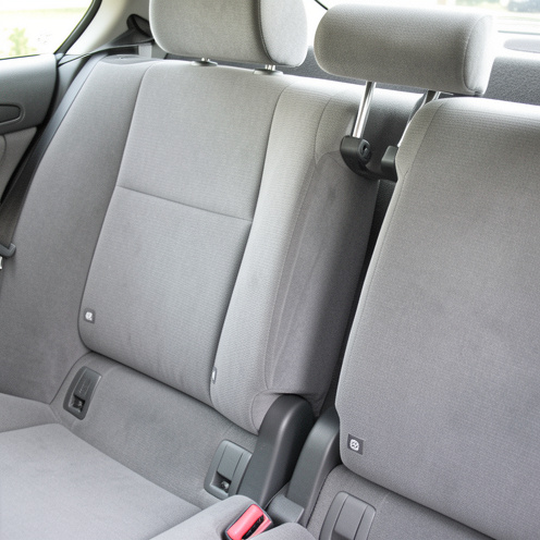 Vue rapprochée de la banquette arrière d’une Peugeot 406 montrant la zone des points d’ancrage pour siège enfant Isofix.